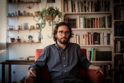 El escritor Daniel Saldaña París, en su casa de Ciudad de México