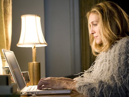 Carrie Bradshaw escribiendo su columna en 'Sexo en Nueva York'.