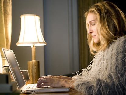 Carrie Bradshaw escribiendo su columna en 'Sexo en Nueva York'.