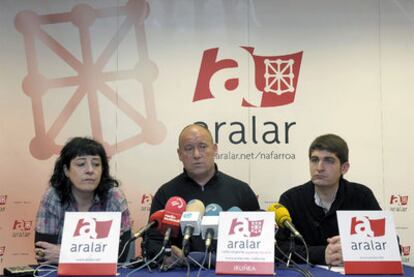 El coordinador de Aralar en Navarra, Txentxo Jiménez (centro), junto a Asun Fernández y Aritz Romeo.