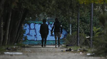 Menores que viven en un parque de Hortaleza (Madrid). 