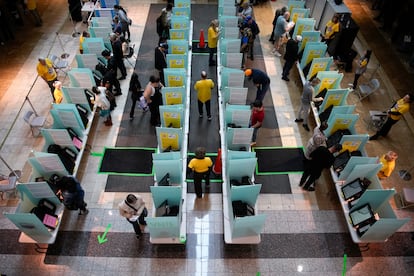 Votantes en un centro comercial de Las Vegas, Nevada, el 5 de noviembre de 2024