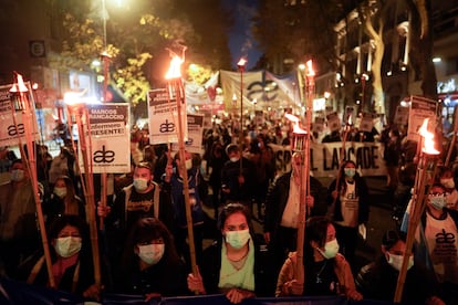 Empleados de la salud marchan con antorchas en Buenos Aires exigiendo mejores condiciones de trabajo