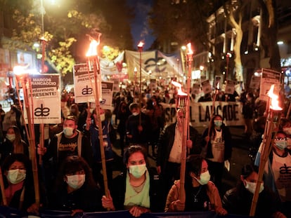 Empleados de la salud marchan con antorchas en Buenos Aires exigiendo mejores condiciones de trabajo