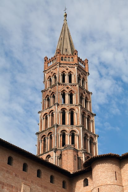 La torre octogonal culminada en una aguja de la basílica de San Sernín en Toulouse. 