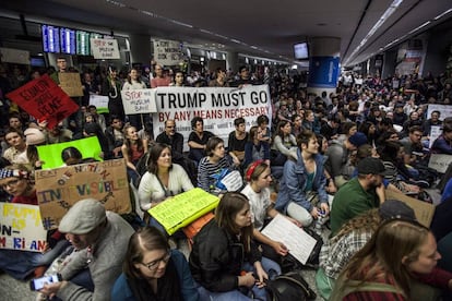 Protesta en el aeropuerto de San Francisco a la que se uni&oacute; Sergey Brin, cofundador de Google.