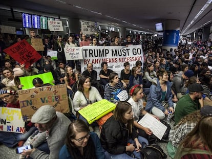 Protesto no aeroporto de San Francisco ao qual se uniu Sergey Brin, cofundador do Google.