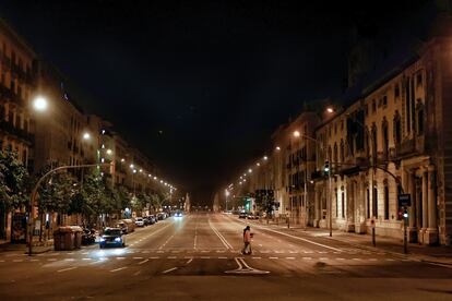 Una avenida de Barcelona durante la primera noche del toque de queda estas Navidades.