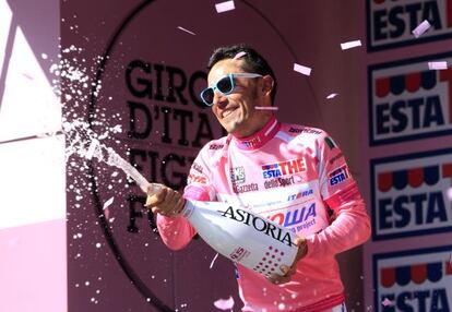 Joaquim Rodríguez celebra con champán su posición en la clasficación general