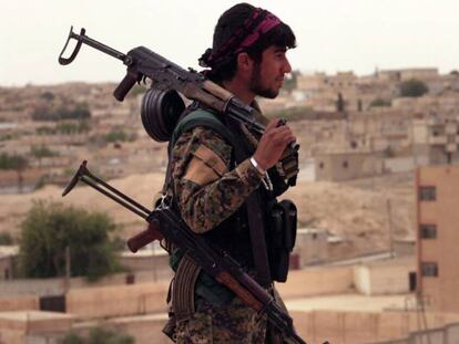 Un miembro de las milicias kurdas de Siria que luchan contra los yihadistas, en el norte de la ciudad de Tabqa, en una imagen del 30 de abril. 