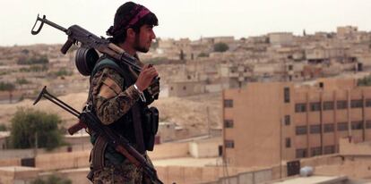 Un miembro de las milicias kurdas de Siria que luchan contra los yihadistas, en el norte de la ciudad de Tabqa, en una imagen del 30 de abril. 