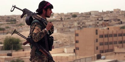 Un miembro de las milicias kurdas de Siria que luchan contra los yihadistas, en el norte de la ciudad de Tabqa, en una imagen del 30 de abril.