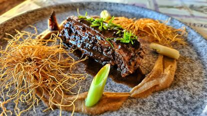 Costilla de Tudanca en fresco y glaseada con puerros, plato del cocinero Antonio Vicente