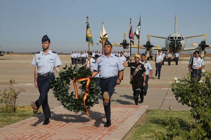 Ofrenda a los caídos en la ceremonia de traspaso de mando del coronel Juanas al coronel Ysasi-Ysasmendi el pasado 9 de julio en Morón.