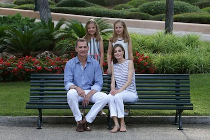 Los Reyes protagonizan el posado veraniego con sus hijas en el Palacio de Marivent, en verano de 2016.