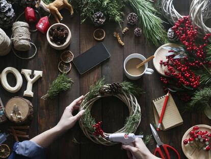 La madera, las velas y el blanco, las estrellas de esta Navidad