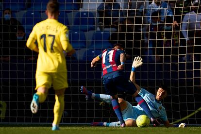 Morales supera a Rulli en el segundo gol del Levante
