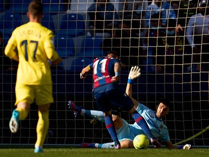 Morales supera a Rulli en el segundo gol del Levante