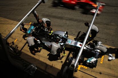 Mercedes driver Nico Rosberg of Germany stops in the pit during the qualification ahead of the Spain Formula One Grand Prix at the Barcelona Catalunya racetrack in Montmelo, near Barcelona, Spain, Saturday, May 10, 2014.  (AP Photo/Emilio Morenatti)