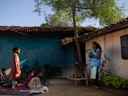 Una profesora voluntaria enseña a un grupo de niñas en la aldea Nagoi Lafa, en el distrito de Korba, Chattisgarh (La India).