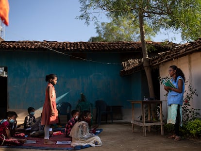 Una profesora voluntaria enseña a un grupo de niñas en la aldea Nagoi Lafa, en el distrito de Korba, Chattisgarh (La India).