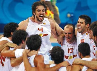 Gasol celebra con sus compañeros la victoria española frente a la selección de Lituania.