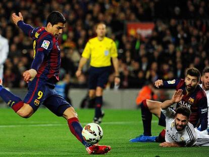 Luis Suárez copeja la pilota en l'últim Barça-Reial Madrid.