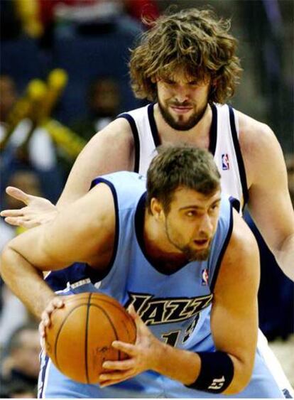 El jugador español de los Grizzlies de Memphis Marc Gasol gesticula ante el jugador de los Jazz de Utah Mehmet Okur.