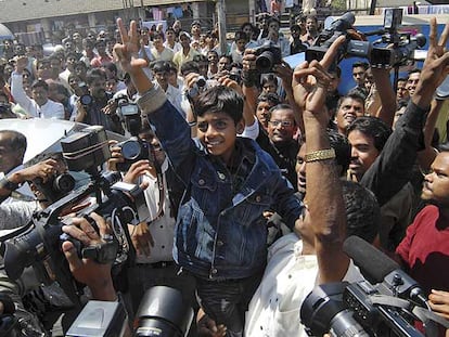 El niño Azharuddin Mohammed Ismail, actor de <i>Slumdog millionaire,</i> ayer en Bombay.