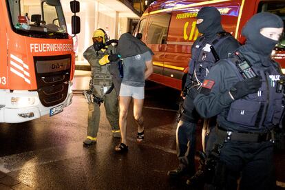 Momento en el que uno de los sospechosos es detenido en Castrop-Rauxel, Alemania, la noche del sábado al domingo.