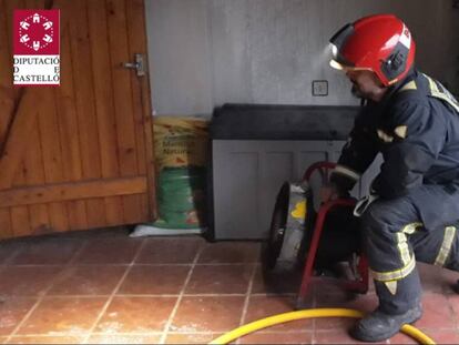 Un bombero interviene en la extinción del incendio.