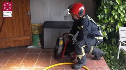 Un bombero interviene en la extinción del incendio.