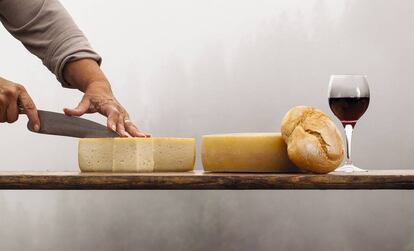 Corte de queso artesanal en Gran Canaria.