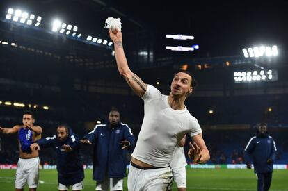 Zlatan Ibrahimovic regala su camiseta a los aficionados del PSG que se desplazaron a Londres para ver la vuelta de los octavos contra el Chelsea. El equipo francés, gracias a un Ibra decisivo, ya está en cuartos. 