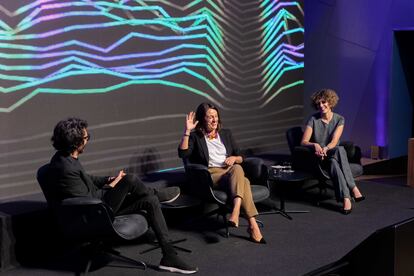 De izquierda a derecha, Jaime García Cantero, director de 'Retina', modera el debate con Belén García, vicepresidenta y directora de Tecnología y Desarrollo de Airbus, e Isabel González, directora de Indra Digital Labs.