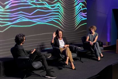 De izquierda a derecha, Jaime García Cantero, director de 'Retina', modera el debate con Belén García, vicepresidenta y directora de Tecnología y Desarrollo de Airbus, e Isabel González, directora de Indra Digital Labs. 