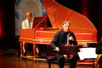 Phantasm grubunun şefi ve viyola sanatçısı Laurence Dreyfus ve arka planda, Bach'ın