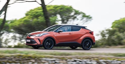 El C-HR, otro SUV en la lista de los más vendidos. Este modelo de Toyota, que marcha sexto en la clasificación, con más de 11.500 matriculaciones en lo que va de año, tiene un plazo medio de entrega que oscila entre los tres y cuatro meses, según informa Toyota.