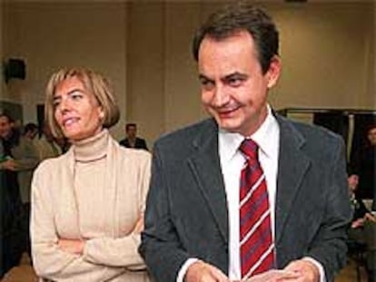 Zapatero y su esposa, Sonsoles Espinosa, en el colegio electoral.