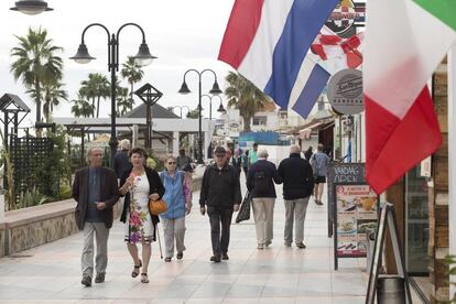 Varios turistas en Torremolinos, Málaga.