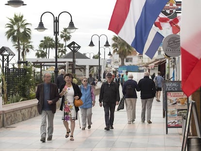 Varios turistas en Torremolinos, Málaga.