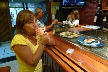 Fumadores en un bar de Getxo (Vizcaya).