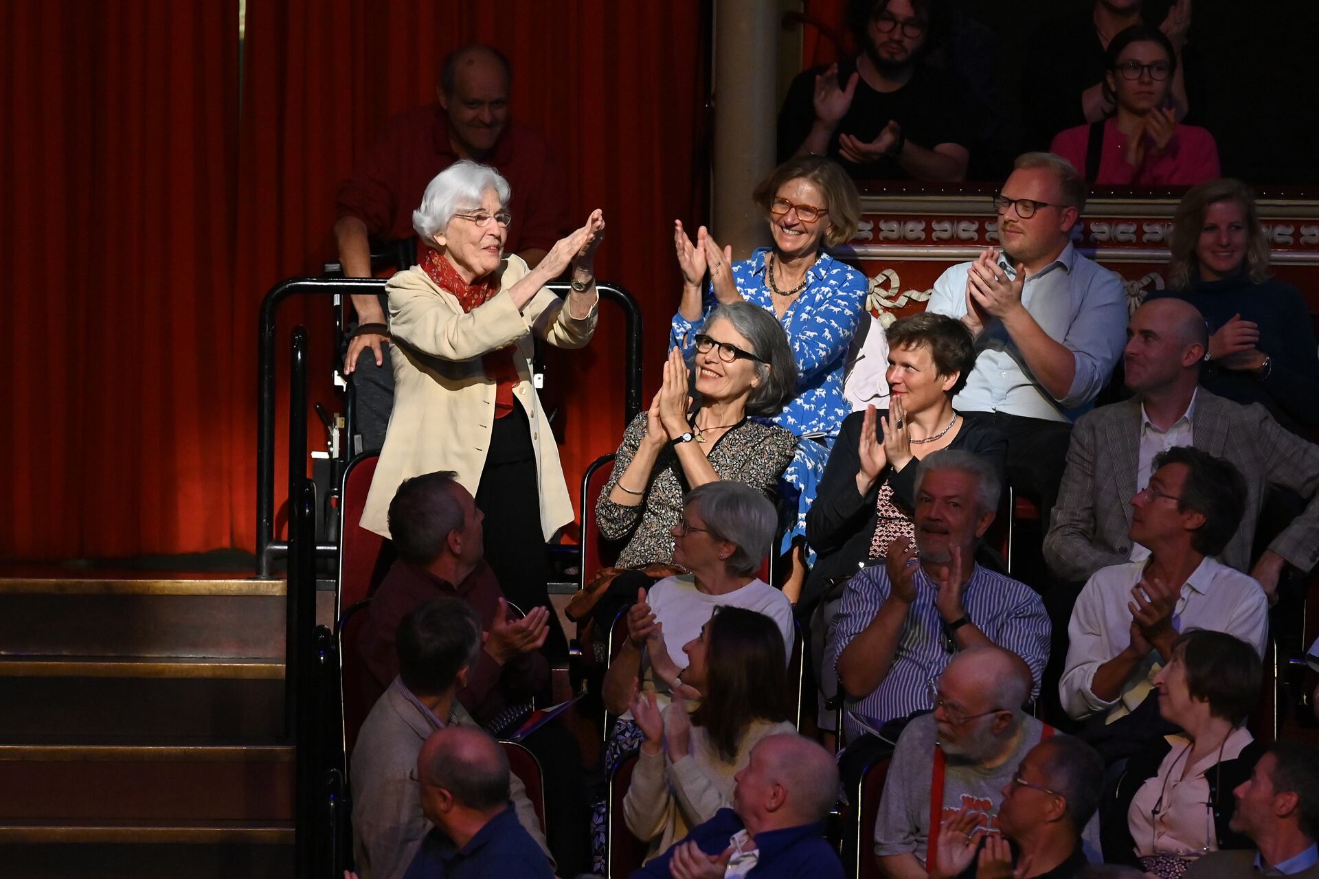  La compositora Betsy Jolas saluda al público del Royal Albert Hall tras el estreno de su composición ‘bTunes’, el pasado lunes en Londres.