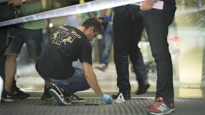 Agentes de los Mossos d'Esquadra buscan pruebas de un tiroteo, en una imagen de archivo.