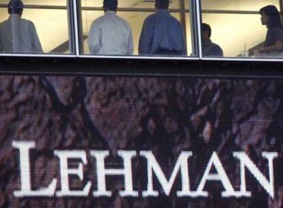 Empleados de Lehman, en las oficinas del banco en Nueva York el pasado martes.