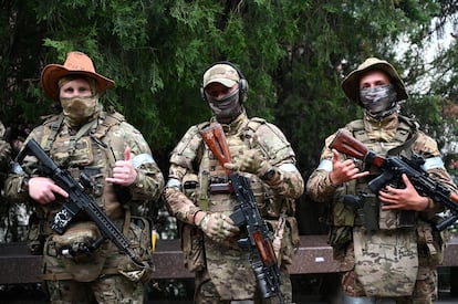 The head of the Wagner mercenary organization, Yevgeny Prigozhin, has declared his rebellion against the Russian military leadership on Saturday after accusing the Armed Forces of bombing one of his camps. In the picture, a group of Wagner mercenaries deployed in the streets of the Russian city of Rostov-on-Don, capital of the region of the same name. 