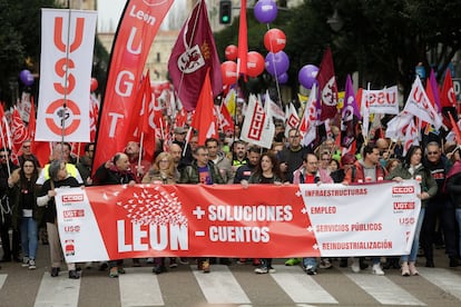 Decenas de personas durante una manifestacin en defensa del futuro de la provincia de Len, a 16 de febrero de 2025.