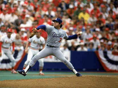 El lanzador Fernando Valenzuela #34 de los Los Angeles Dodgers lanza la pelota. (Foto de Bernstein Associates/Getty Images).