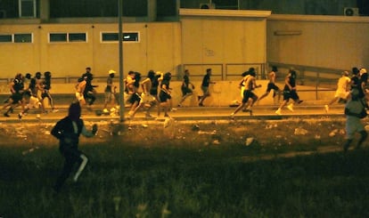 Una multitud de jóvenes huyen de la policía en Torre Pacheco, esta madrugada.