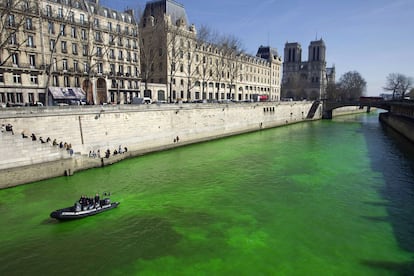 El río Sena, a su paso por París, muestra hoy un color más verde de lo normal, gracias al tinte fluorescente que se ha arrojado como celebración del Día Mundial del agua.